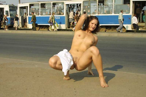 Фото нарезка: голые девахи фотографируются в городе
