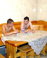 Два приятеля снимают немолодую работницу бани