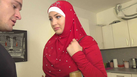 Cayla Lyons in Guy punishes his tardy muslim girlfriend